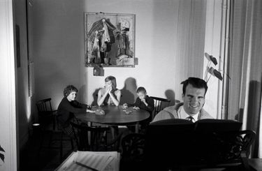 Niki de Saint Phalle at home. Consequently, with family, with her first husband, the American writer Harry Mathews, and their children, Laura, born in 1951, and Philip, born in 1955. niki de saint phalle jean