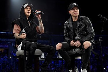 Justin Bieber et le pasteur Judah Smith sur scène lors d'une soirée célébrant la sortie de l'album « Purpose » au Staples Center, à Los Angeles, le 13 novembre 2015.