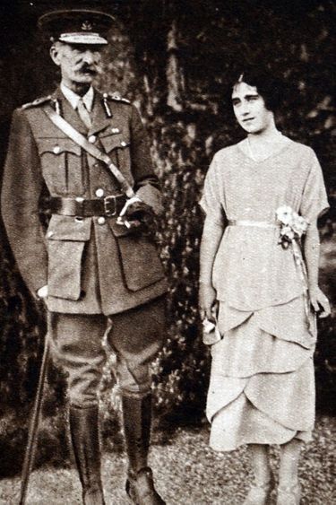Lady Elizabeth (la future reine consort Elizabeth) avec son père Claude Bowes-Lyon, comte de Strathmore and Kinghorne. Photo non datée