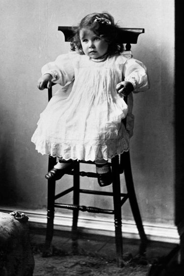 Elizabeth Bowes-Lyon à l'âge de 2 ans au château de Glamis
