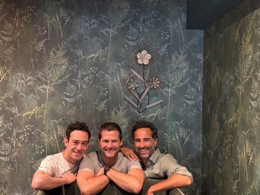 Alexandre Faitrouni, Alexis Michalik et Florent Peyre de la comédie musicale «Les producteurs»