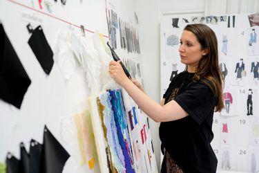 Un style ultra-féminin et minimaliste, avec l'énergie des années 1990. Sa prochaine collection est inspirée par un univers qui lui est cher: la danse.