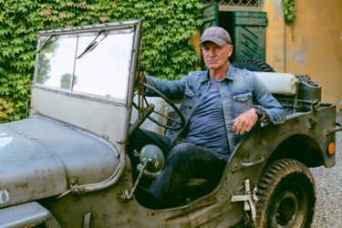 Au volant de sa Jeep datant de la Seconde Guerre mondiale, récupérée sur une plage en Grèce en 1943.