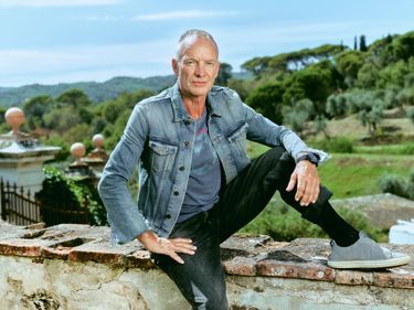 Après sa pause italienne, il reprend la route. La superstar chante avec son trio cette semaine à Paris et Montpellier.