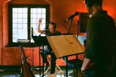 Lors d'une répétition avec l'équipe de sa comédie musicale, dans son studio d'enregistrement à son domicile.