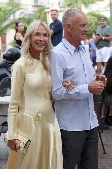 Avec son épouse Trudie, au mariage de sa fille Fuchsia Kate Sumner, à Noto, en Sicile, le 14 juillet.