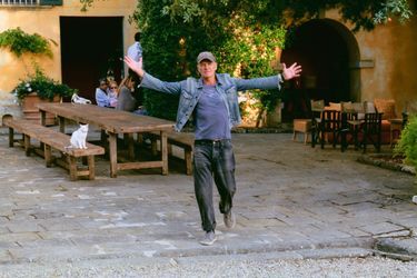 Dans la cour de sa propriété, pour le « tea time », rituel incontournable pour le chanteur britannique.