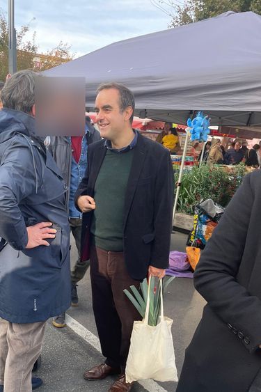 Petit blanc et poireaux dans le cabas le Premier ministre Sébastien — free download