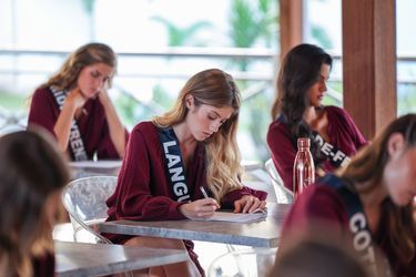 Miss Languedoc lors du test de culture générale des candidates à Miss France 2026