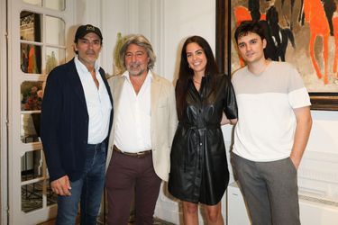 Anthony Delon, Anouchka Delon et Alain-Fabien Delon lors de leur dernière apparition publique ensemble, lors de la conférence de presse pour la vente de la collection Alain Delon chez Bonhams Cornette de Saint Cyr, à Paris, le 19 juin 2023