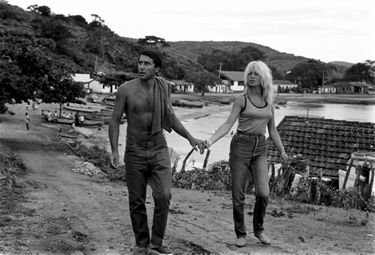 Brigitte Bardot, libre de vivre son idylle loin de sa famille, qui désapprouve le penchant de Bob pour le poker. Leur aventure durera de 1963 à 1966.