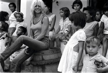 Brigitte Bardot with the children of fishermen, as fascinated by this unknown blonde as by Denis Albanèse’s camera.