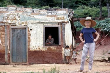 Brigitte Bardot face à la mer. À cette époque, elle ne voyage jamais sans sa guitare. Elle a déjà enregistré «La belle et le blues», «La Madrague», «Faite pour dormir»…