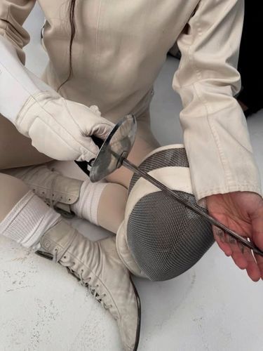 Η Rosalia στο σημείο του σπαθιού για ένα μουσικό βίντεο τον περασμένο Δεκέμβριο.