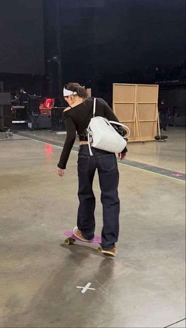 Η Rosalia κάνει scouting στη Λυών πριν από τη συναυλία, 13 Μαρτίου.