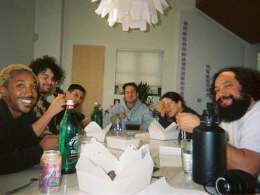 Η Ροζαλία με την τεχνική της ομάδα, το φθινόπωρο του 2025.