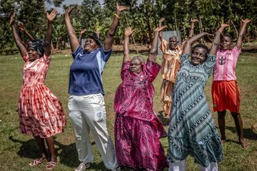 “मुझे भी पीठ में दर्द था, लेकिन अब मेरे साथ ऐसा नहीं होता”: युगांडा में, क्रिकेट की बदौलत दादी-नानी फिर से स्वास्थ्य और सामाजिक संपर्क हासिल कर लेती हैं