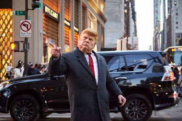 Caricatural à souhait. Non loin de la Trump Tower, un faux Donald s’amuse à faire la circulation.