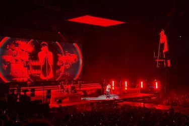 Πλήθος, σεμνά πλήθη και κραυγές… Ο Λούις Τόμλινσον επιστρέφει στο Παρίσι