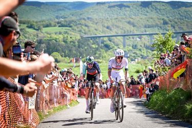 «Το να μπορείς να αγωνιστείς ενάντια σε έναν τόσο δυνατό τύπο, είναι τιμή και είναι έμπνευση.» Ο Paul Seixas πίσω από το Pogacar, στην Côte de la Redoute, 26 Απριλίου.