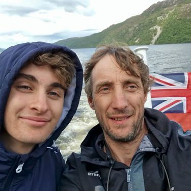 Ο Paul Seixas με τον πατέρα του, Emmanuel, αντιπρωταθλητή Γαλλίας στο καράτε. Τον Αύγουστο του 2023.