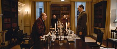 Face à Winston Churchill, interprété par Simon Russell Beale. Le film aborde les relations tendues entre les deux hommes.