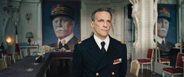 Mathieu Kassovitz joue l’amiral François Darlan, commandant en chef des forces de Vichy