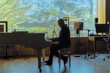 Pascal Obispo dans son studio d'enregistrement.