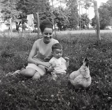Pascal Obispo avec sa mÃ¨re, Nicole, dans les annÃ©es 1960. Il avait 8 ans quand ses parents se sont sÃ©parÃ©s.