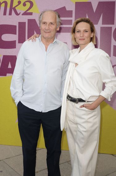 Κινηματογράφος, οικογενειακή υπόθεση: Η Ana Girardot και η Hippolyte περιποιούνται τους εαυτούς τους σε μια σπάνια έξοδο πατέρα-κόρης