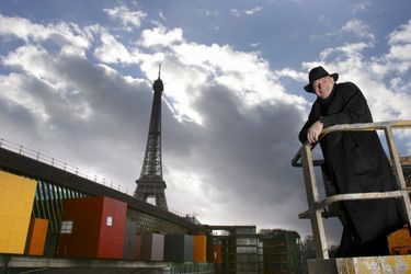 Jean Nouvel devant la façade de l’édifice sur laquelle il a créé des sortes de « boîtes » qui, de l’extérieur, évoquent des cabanes.
