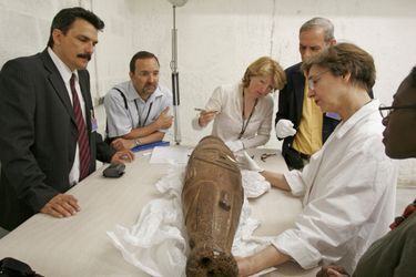 Avant l’inauguration du musée, en 2006, E. Lopez Velaz, de l’ambassade de Cuba à Paris, et A. Martinez Fuentes, anthropologue (chemise jaune), présentent « l’idole du tabac », un mortier rituel du XIIe siècle, une œuvre taïno prêtée par le musée anthropologique Montané de La Havane.