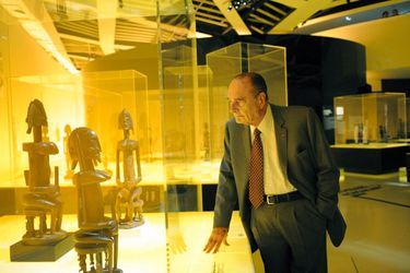 Le 3 avril 2011, Jacques Chirac découvre, en avant-première, l’exposition dédiée aux Dogons, ce peuple établi en Afrique de l’Ouest, principalement au Mali, et dont les créations sont considérées comme des chefs-d’œuvre de l’art africain.