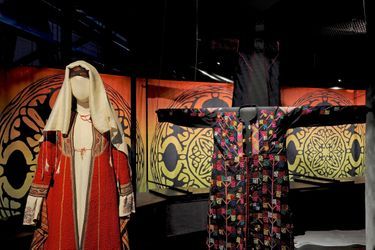 Des pièces de l’exposition « L’Orient des femmes vu par Christian Lacroix », organisée en 2011, et qui rassemblait plus de 150 broderies, costumes et accessoires.
