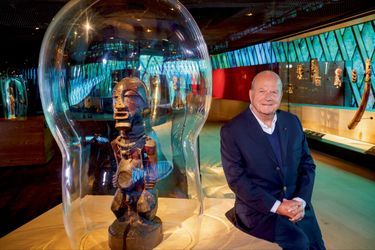 Le 19 mars 2021, le mécène français Marc Ladreit de Lacharrière, qui a fait une donation exceptionnelle de 38 œuvres d’art à la France, pose dans la galerie du musée qui porte son nom, près de la statue protectrice nkishi, de l’ethnie songye, originaire de la République démocratique du Congo.