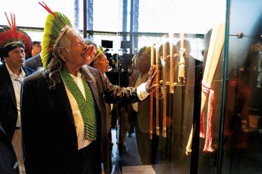 Le 2 juin 2023, le chef amérindien Raoni, en tournée européenne, observe la massue traditionnelle qu’il avait offerte au musée en 2010.
