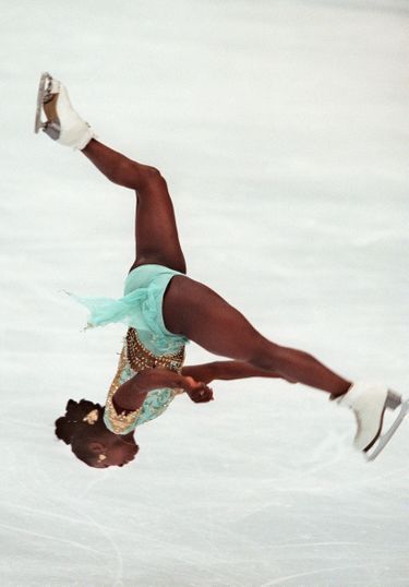 Η Surya Bonaly από τη Γαλλία κάνει ένα backflip κατά τη διάρκεια του ελεύθερου προγράμματος πατινάζ της στους Ολυμπιακούς αγώνες καλλιτεχνικού πατινάζ γυναικών στο Ναγκάνο, στις 20 Φεβρουαρίου 1998. Η Somersault δεν επιτρέπεται σε αγώνες πατινάζ, αλλά η Bonaly αργότερα είπε ότι ήξερε ότι δεν μπορούσε να κερδίσει ένα μετάλλιο, οπότε το έκανε για τους θεατές.