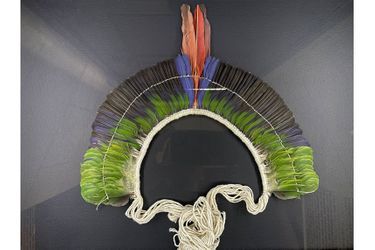 Coiffe traditionnelle des indiens Tupinamba, prêtée par le Muséum d’histoire naturelle de Paris