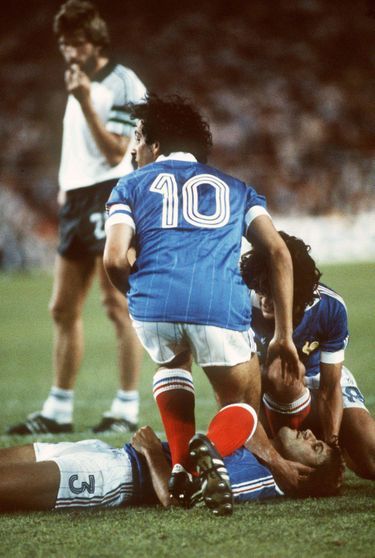 Michel Platini au chevet de Battiston.