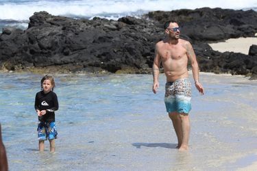 Brian Austin Green en vacances avec sa compagne enceinte Sharna Burgess et ses trois enfants à Hawaï le 16 février 2022