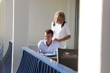 Emmanuel et Brigitte Macron au travail sur le balcon de l'appartement qu'on leur a prêté, le 7 août.