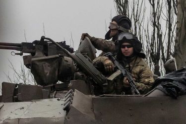 Des chars ukrainiens entrent dans la ville de Marioupol, au sud est de l&#039;Ukraine, le 24 février 2022.