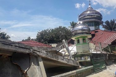 La mosquée Raya Kajai en ruines après le séisme qui a frappé l'île de Sumatra, en Indonésie, le 25 février 2022.