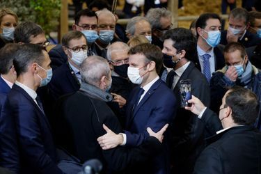 Crise en Ukraine oblige, le président de la République Emmanuel Macron a effectué une visite express au Salon de l&#039;Agriculture, ce samedi à Paris. 