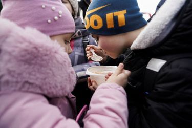Samedi, les réfugiés étaient déjà plus de 150.000 à avoir traversé la frontière polonaises depuis que leur pays fut agressé par la Russie. Et leur nombre ne cesse d'augmenter d'heure en heure.