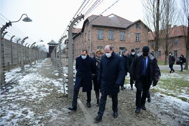 Jean Castex, jeudi a visité les camps nazis allemands d&#039;Auschwitz-Birkenau en compagnie de rescapés, collégiens et lycéens.