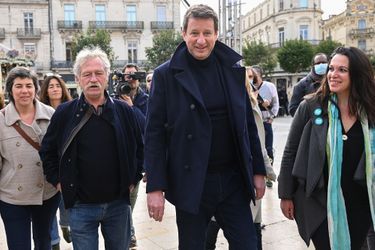 Le candidat écologiste Yannick Jadot, accompagné de Jose Bové et de la conseillère municipale EELV Coralie Mantion, Place de la Comédie à Montpellier, jeudi 10 février 2022. 