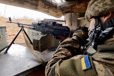 Un soldat ukrainien dans les tranchées de la ville d&#039;Avdiivka, dans l&#039;oblast de Donetsk, le 24 février 2022.