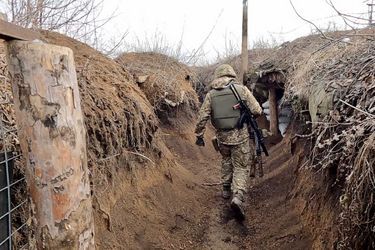 Un soldat ukrainien dans les tranchées de la ville d&#039;Avdiivka, dans l&#039;oblast de Donetsk, le 24 février 2022.