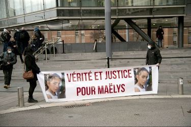 Une banderole déployée en hommage à Maëlys.